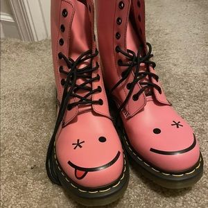 Dr Martens Hincky Womens Leather Smiley Pink Boots, Women’s Size 10
